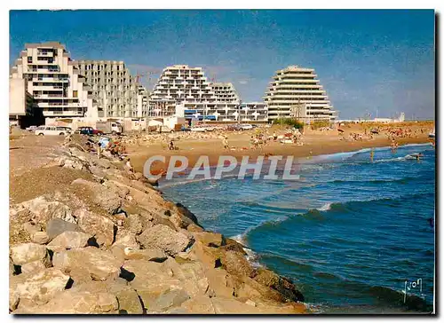 Cartes postales moderne Couleurs et Lumiere de France La Grande Motte Herault La plage bordee par les Immeubies pyramida