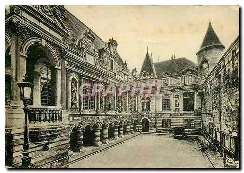 Cartes postales moderne La Rochelle Char Mar Hotel de Ville cour Interieure