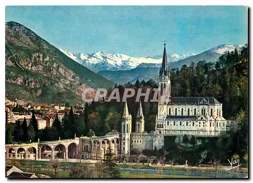 Cartes postales moderne Nos Belles Pyrennes Lourdes Hautes Pyrenees la BAsilique au fond les Pyrenees enneigees