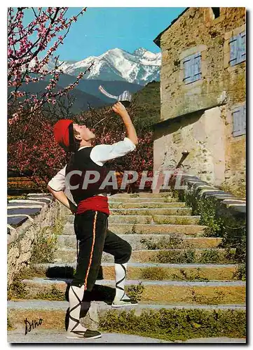 Moderne Karte Folklore et Couleurs du Roussillon Jeune Catalan buvant au Porro au fond le Canigou