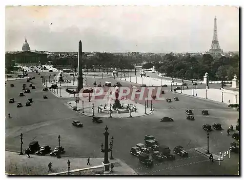 Cartes postales moderne Paris en flanant L'Obelisque de la place de la Concorde au fond la Tour Eiffel Automobile