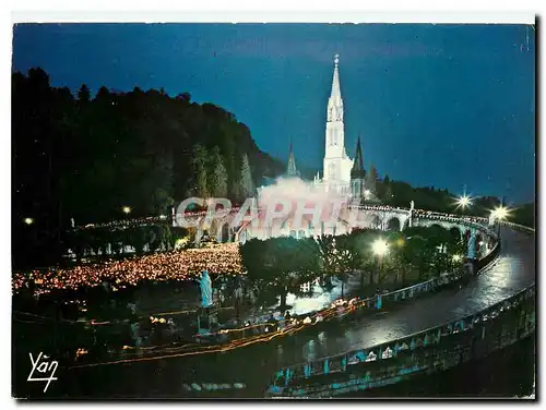 Cartes postales moderne Nos Belles Pyrenees Lourdes La Basilique illuminee pendant la procession aux flambeaux