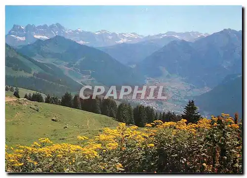 Cartes postales moderne Chatel Haute Savoie Echappee sur le village depuis l'Alpage du Mouet en fond les dents du Midi e