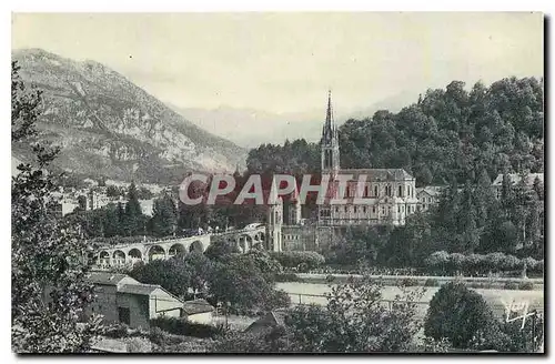 Cartes postales moderne Lourdes La Basilique et les Montagnes