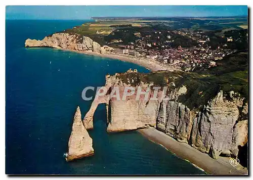 Cartes postales moderne La Cote Normande Etretat Seine Mme L'Aiguille la Porte d'Aval la Plage et les Falaises