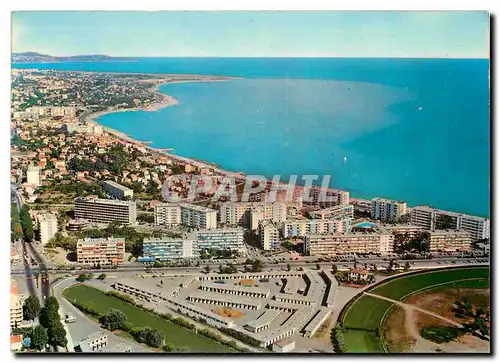 Cartes postales moderne Au Soleil de la Cote d'azur Cagnes sur Mer Vue aerienne de la Ville En premier plan l'hypodrome