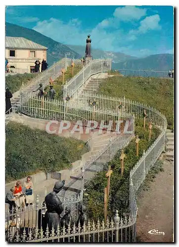 Cartes postales moderne La Salette Isere le Chemin de Croix dans le Vallon de l'Apparition au fondla Vierge de l'Elevati