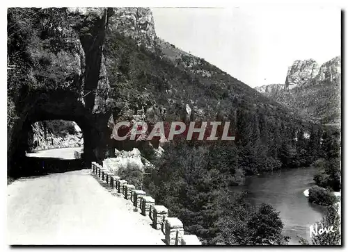 Cartes postales moderne Les Gorges du Tarn Lozere Le tunnel de la Muse et le Roc de Cinglegros accroche aux falaises du