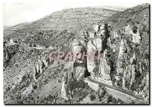 Cartes postales moderne En Parcourant les Gorges du Tarn Environs de Meyrueis Rochers des Bouilleres traverses par la ro