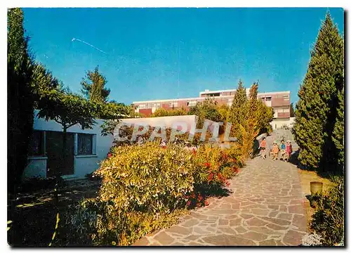 Cartes postales moderne Village de Vacances Familles Le pavillon central vu du parc Le Pradet