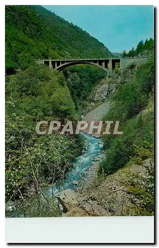 Cartes postales moderne St Etienne de Tinee Alp Mar et ses ebvirons Le Pont Haut enjambant La Tinee