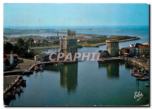 Cartes postales moderne La Rochelle Char Marit l'entree du Port et les Deux Tours