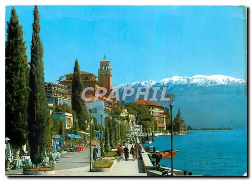 Cartes postales moderne Gardone Riviera Lac de Garda Promenade au Lac