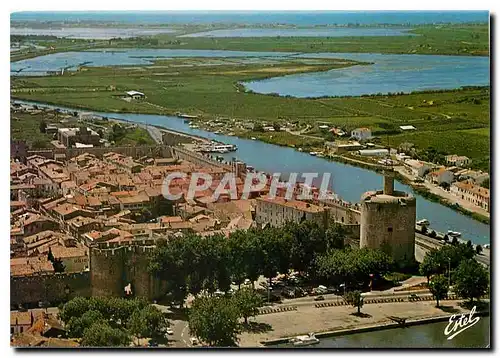 Cartes postales moderne En Camargue Aigues Mortes Gard Vue aerienne de la ville fondee Gardette et a droite