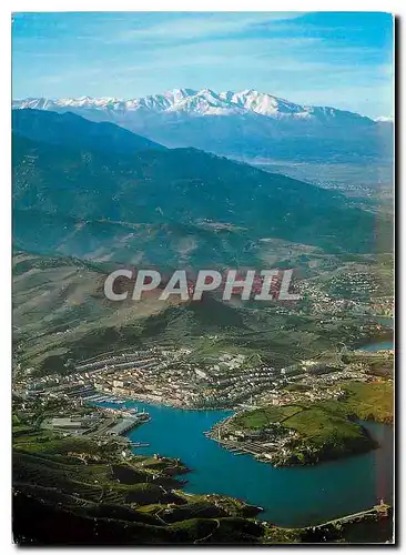 Cartes postales moderne Port Vendres Vue sur le Port domine par le Fort St Elme la Chaine des Alberes et au fond le Cani