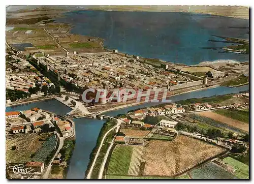 Cartes postales moderne Aigues Mortes Gard Vue generale aerienne sur la Cite Ses Remparts les Salines le Canal