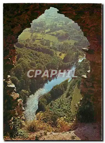 Cartes postales moderne l'Auvergne Pittoresque Regard sur la vallee par une breche des murs en ruines de Chateau Rocher