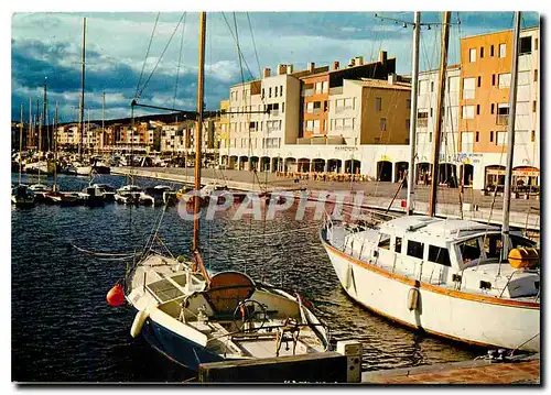 Cartes postales moderne Paysage du Languedoc le Cap d'Agde au premier plan le Quai d'Azur