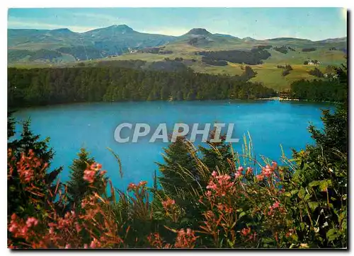 Moderne Karte L'Auvergne Touristique le Lac Pavin au fond Super Besse et le Massif du Sancy