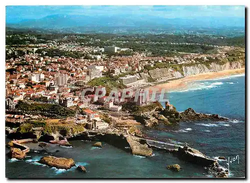 Cartes postales moderne La Cote Basque Biarritz Pyrenees Atlantiques au premier plan le Rocher de la Vierge derriere la