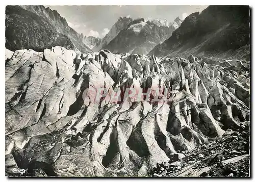 Cartes postales moderne Chamonix Hte Savoie les Seracs de la Mer de Glace au fond les Grandes