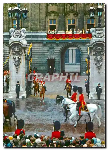 Cartes postales moderne The Queen taking the Salute at the Trooping of the Colour Ceremony outside Buckingham Palace