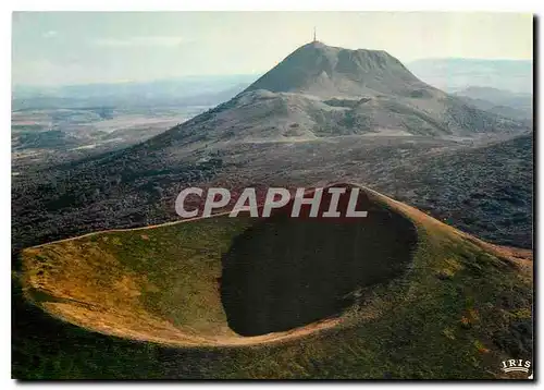 Cartes postales moderne Le Puy de Dome Au premier plan au ancien volcan Puy de Pariou