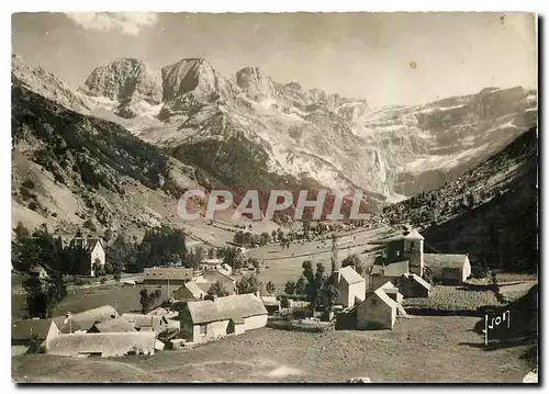 Cartes postales moderne Cirque de Gavarnie Hautes Pyrenees Le Village et au fond le Massif du Marbore