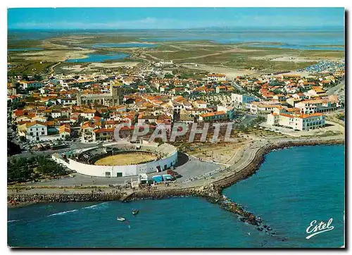 Moderne Karte Les Saintes Maries de la Mer Bouches du Rhone Vue Aerienne Les Arenes et l'Eglise plus loin les