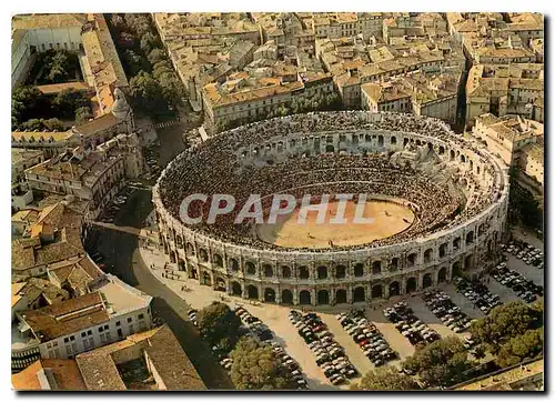 Cartes postales moderne Nimes (Gard) Par avion les arenes un jour de Corrida