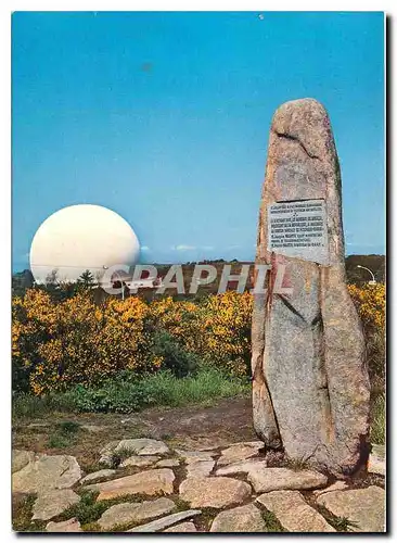 Cartes postales moderne Pleumeur Bodou Centre de telecommunications par satellites le radome et le menhir