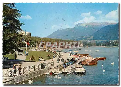 Cartes postales moderne Lac D'Annecy Paree pour la fete du lac l'esplanade du Paquier attend le grand jour au fond le Pa