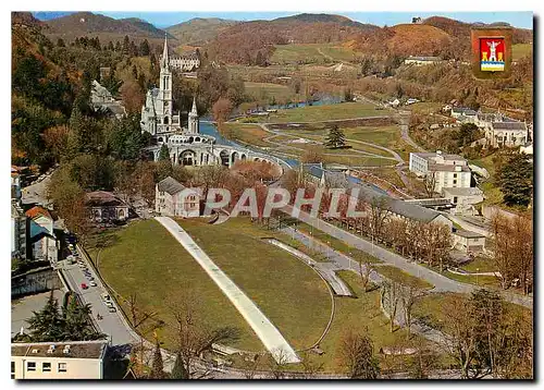 Cartes postales moderne Lourdes La Basilique et la Basilique Souterraine