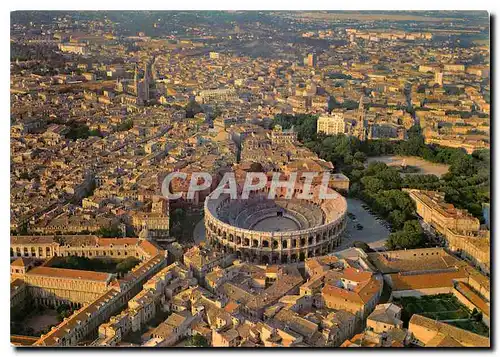 Moderne Karte Nimes (Gard) vue generale de la ville par avion au centre les arenes