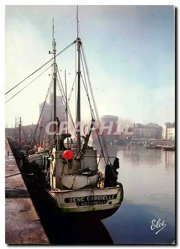 Cartes postales moderne La Rochelle Le Port dans la brume matinale avec les celebres Tours Bateau de peche