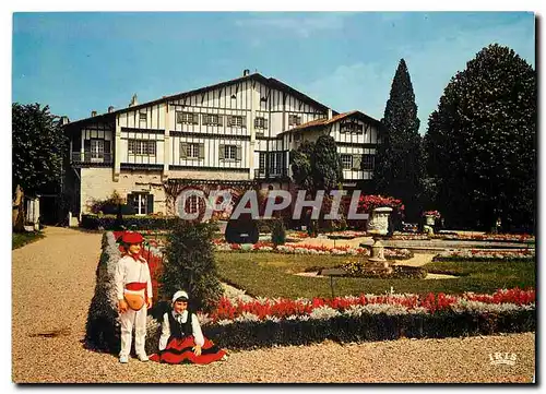 Cartes postales moderne Pays Basque Enfants en costume du pays dans les jardins d'Arnaga