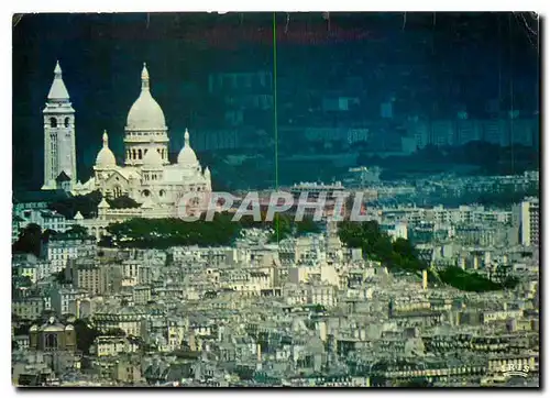 Cartes postales moderne Paris Lors d'un orage une Lumliere inhabituelle sur le Butte Montmartre et la Basilique du Sacre