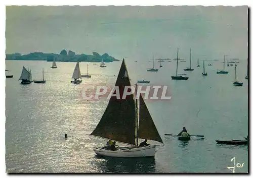 Moderne Karte La Bretagne en Couleurs Soir de Regates sur la Cote de Granit Rose Tregastel Bateaux