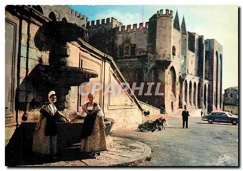 Cartes postales moderne Le Comtat Venaissin Avignon (Vaucluse) Jeunes Comtadines et le Palais des Papes Folklore Chevaux
