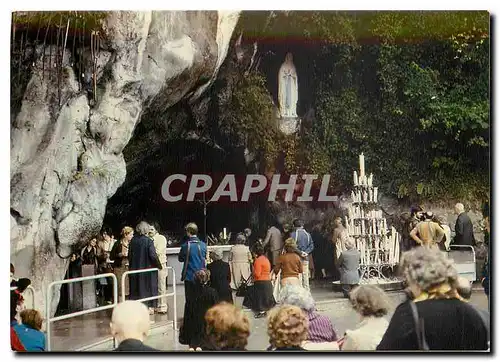 Cartes postales moderne La Cite religieuse Lourdes (Hautes Pyrenees) La grotte de Massabielle ou la vierge apparut a Ber