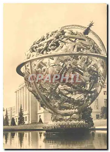 Cartes postales moderne Geneve Palais des Nations dans la cour d'honneur sphere armillaire offerte par la fondation Wood