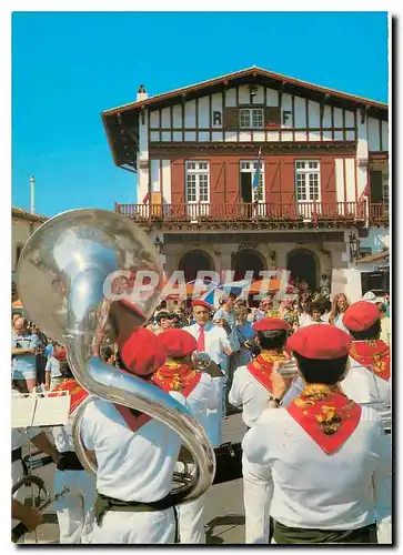 Cartes postales moderne Bidart La Fanfare Alegera joue devant la Mairie
