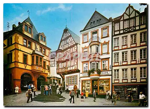 Cartes postales moderne Bernkastel Kues Mosel Markokatz mit Rathaus und St Michaelsbrunnen