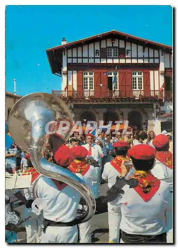 Cartes postales moderne Bidart La fanfare Alegera joue devant la Mairie