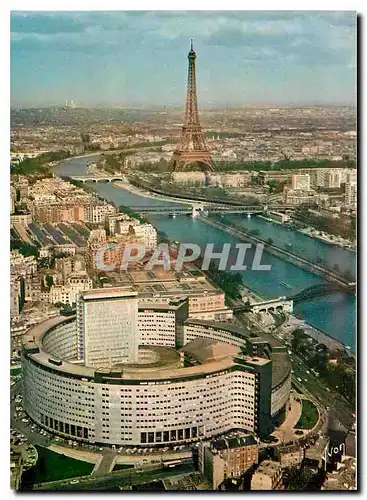 Cartes postales moderne En survolant Paris Le Palais de la Radio La Seine et la Tour Eiffel