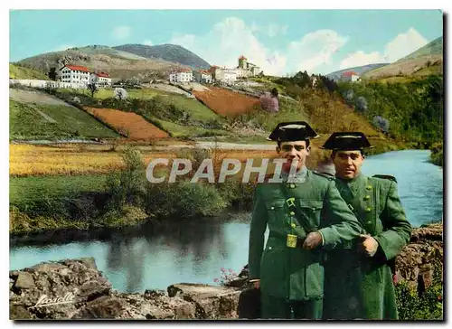 Cartes postales moderne Pays Basque Carabiniers Espagnols en faction sur la Bidasson