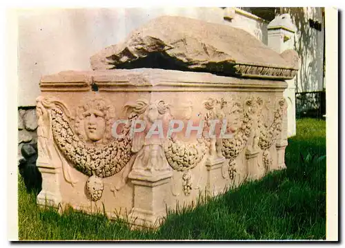 Cartes postales moderne Sarcophage Romain avec tetes de meduses et of Eros