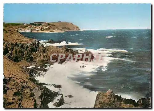 Cartes postales moderne Collioure PO Rocher et vagues au fond l'eglise fortifee