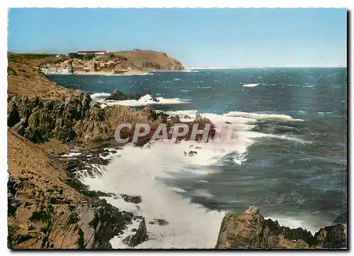 Moderne Karte Collioure PO Rocher et vagues au fond l'eglise fortifee