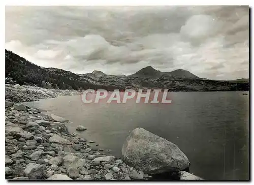 Cartes postales moderne Lac des Bouillouses PO Au fond le pic Carlitte